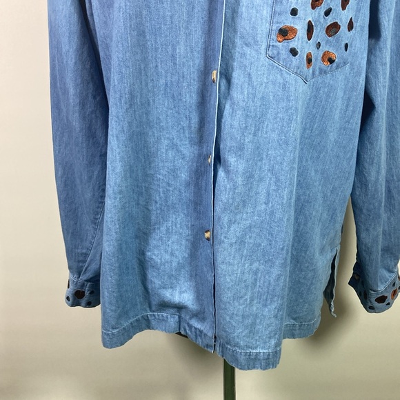 Belle Pointe Top Women Size M Chambray Long Sleeve Button Up Embroidery - Picture 3 of 10
